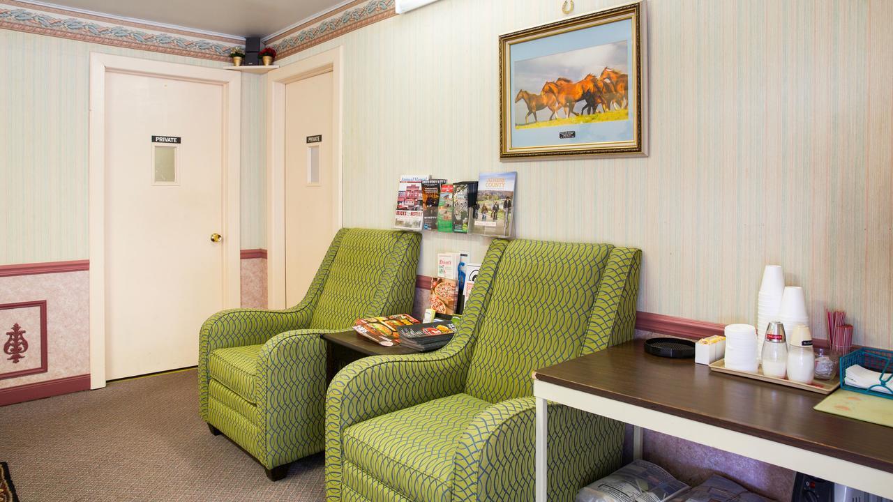 Hometown Inn Атенс Екстериор снимка